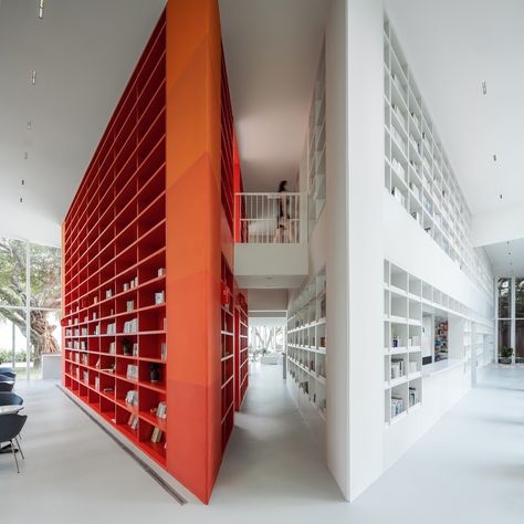 Wutopia Lab designed Tianya Books, a permeable volume in relation to the landscape: triangles, floating volumes and transparencies define the space organised on two levels. Stone Exhibition, Wutopia Lab, Red Bookshelf, Red Shelves, Red Furniture, Chief Architect, Lectures Hall, Reading Area, Ends Of The Earth