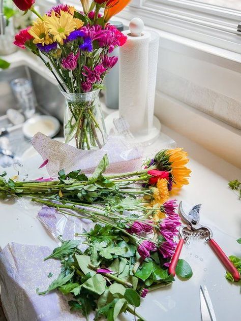 5 Helpful Tips for Arranging Flowers like a Pro! These easy tips will make your grocery store flowers last longer and stay vibrant! How To Arrange Grocery Store Flowers, Grocery Store Flower Arrangements Diy, Grocery Store Flowers, Flowers Last Longer, Arrange Flowers, Arranging Flowers, Easy Hacks, Beautiful Bouquets, Fresh Flowers Arrangements