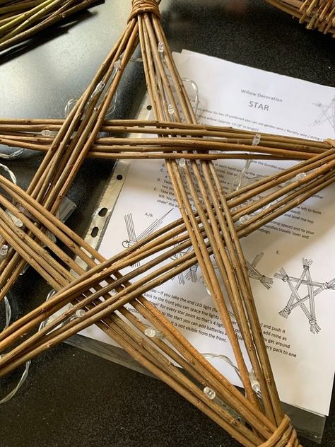 Willow Weaving Beginners, Pentagon Christmas, Yule Designs, Willow Star, Willow Projects, Fence Weaving, Vine Ideas, Star Craft, Diy Christmas Garland