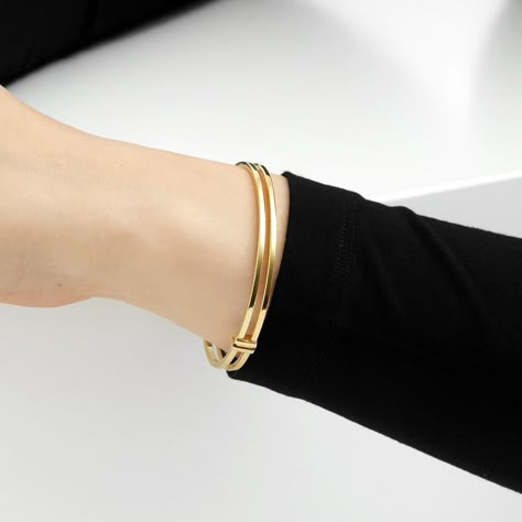 New Bangle Designs Gold, Minimalist Bangles Gold Bracelets, Gold Bangle Modern Design, Solid Bracelet Gold, Bracelet Bangles For Women, Office Wear Gold Bangles, Solid Bangles Gold, Solid Gold Bracelet For Women, Women Gold Bangles Design