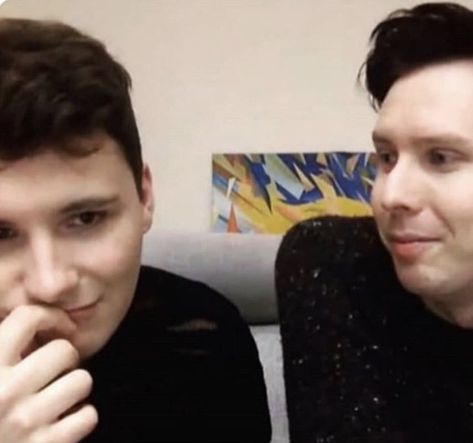 Love Eyes Lester and Heart Eyes Howell through the screen. My heart is dead got shot with love Heart Eyes Howell, Love Eyes, Looking At Each Other, Dan And Phill, Phil 3, Dan Howell, Get Shot, Father Figure, Dan And Phil