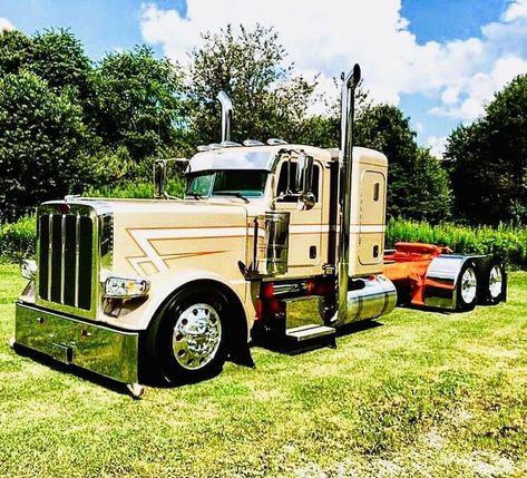 Custom Peterbilt, Nice Trucks, Quick Pics, Customised Trucks, American Trucks, Kenworth W900, Freightliner Trucks, Peterbilt 389, Heavy Construction Equipment