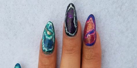 Geode nails are the hottest beauty trend! Geode Nail Art, Geode Nails, Marble Nails Tutorial, Gucci Nails, Witch Nails, Water Marble Nails, Polka Dot Nails, Nail Envy, Marble Nails