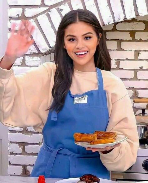 As a cooker Street Style Selena Gomez, Selena Gomez Wolves, Selena Gomez Street Style, Selena Gomez Outfits, Selena Gomez Style, Spring Weather, Wolves, Selena Gomez