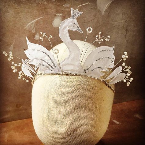 Swan crown. #Handmade #Ooak #crown #Swanslake Blonde Swan Hats, Paper Machè Swan With Crown, Black Swan Crown, Swan Lake Crown, Swan Crown, Swan Lake Headpiece, Crown Handmade, Girls Crown, Festival Bra