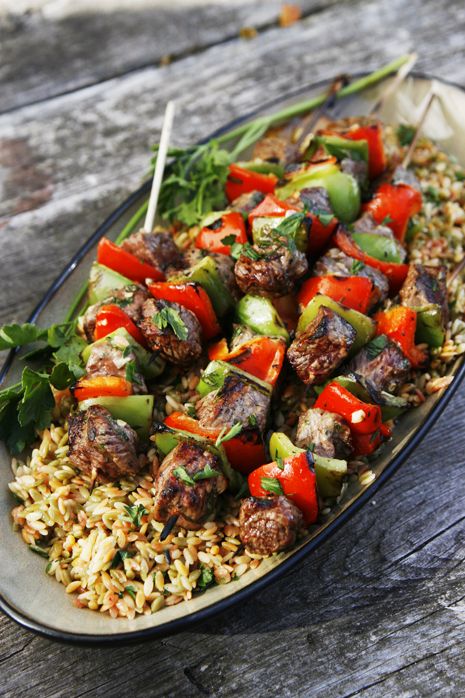 Kabobs1 Arabisk Mad, Beef Kabob Recipes, Grilling Food, Beef Kabobs, Kabob Recipes, Italian Dressing, Beef Dishes, Rice Recipe, Orzo