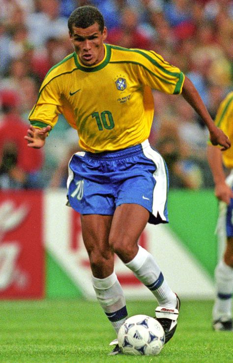 Brazil Players, Football Brazil, Brazil Football Team, Rivaldo, Retro Football Shirts, Best Football Players, Football Images, Football Icon, Football Is Life