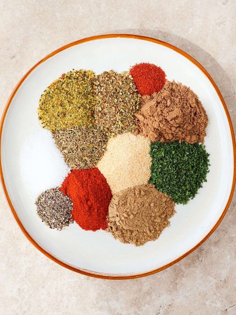 Homemade gyro seasoning the perfect blend of Greek herbs and spices to make authentic-tasting beef, lamb, chicken, or pork gyros. Gyro Spice Blend, Homemade Gyro, Gyro Seasoning, Pork Gyros, Chicken Seasoning Recipes, Lamb Gyros, Zesty Salad, Greek Gyros, Chicken Taco Seasoning