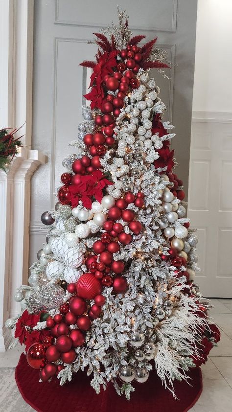 Christmas Tree Red And White Decorations, Red And White Christmas Tree Ideas, Silver And Red Christmas Tree, White And Red Christmas Tree, Christmas Tree Red And Silver, Red And Silver Christmas Tree, Christmas Tree Red And White, Red White Christmas Tree, Red And White Christmas Tree