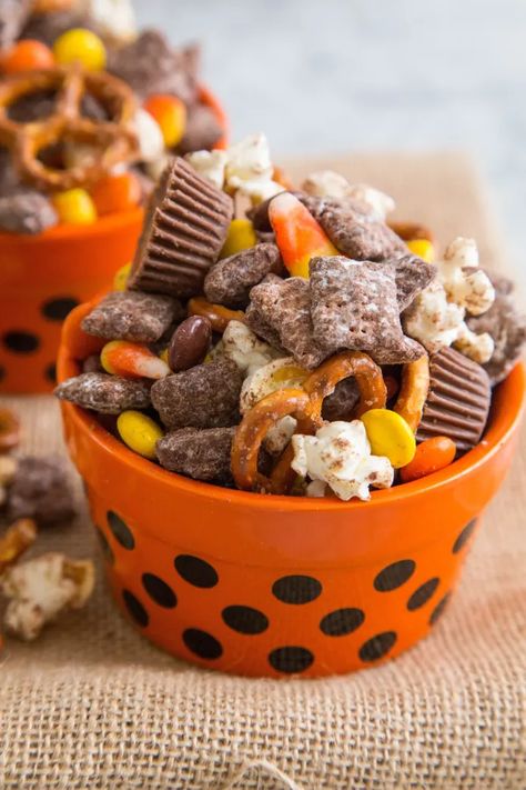 Halloween Party Mix, Halloween Treats To Make, Kids Halloween Food, Leftover Halloween Candy, Halloween Party Snacks, Easy Halloween Food, Halloween Food Treats, Halloween Treats Easy, Halloween Cocktails