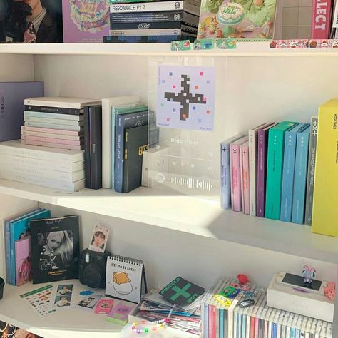 Anime And Kpop Room Ideas, Small Kpop Room Ideas, Kpop Bookshelf, Kpop Shelf Ideas, Kpop Fan Aesthetic, Kpop Albums Shelf, Aesthetic Room Inspiration, Pop Decor, Kpop Shelf