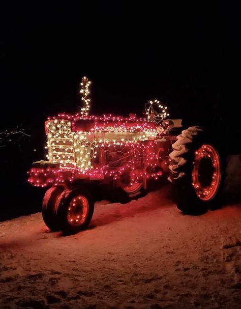 Tractor With Christmas Lights, Outside Christmas Lights Ideas, Downtown Christmas, Watermelon Farming, Tractor Lights, Christmas Parade Floats, Pedal Tractor, Tractor Photos, Lake Fun