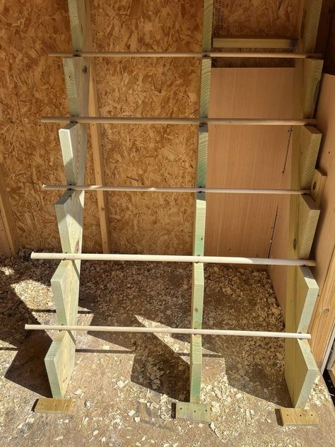 Chicken Coop Roosting Ideas Diy, Chicken Perches Roost, Roosting Bars For Chickens Small Coop, Chicken Coop Perch Ideas, Chicken Perch Ideas, Chicken Roost Ideas, Roosting Bars, Chicken Coop Ideas, Chicken Perches