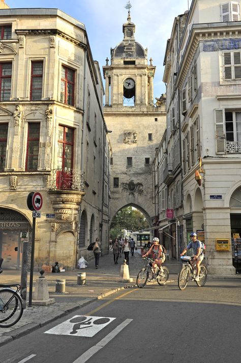 Tronçon de la Vélodyssée à La Rochelle par le centre-ville | Charente-Maritime Tourisme #charentemaritime | #LaRochelle | #ville | © J. DAMASE French Trip, La Rochelle France, France Holiday, France Aesthetic, Marseille France, Urban Center, Bordeaux France, Life Vision Board, Aquitaine