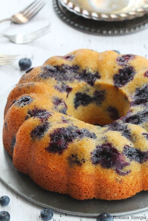 blueberry bundt cake recipe 2 Berry Bundt Cake, Strawberry Bundt Cake, Sweet Slices, Blueberry Bundt, Blueberry Bundt Cake, Berry Recipes, Dry Mixes, Lemon Icing, Chocolate Bundt Cake