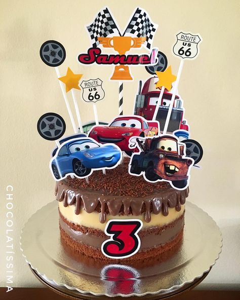 Esse Bolo de chocolate com Brigadeiro ao leite e Brigadeiro branco recebeu Relâmpago McQueen e sua turma para comemorar os 3 anos do… Bolo Mcqueen, 3rd Birthday Cakes, Naked Cakes, Kit Kat, 3rd Birthday, Birthday Cake, Cars, Cake, Birthday