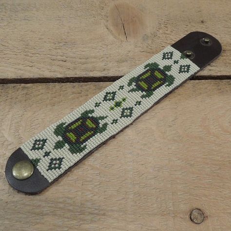 Seed bead bracelet on leather / green turtles by InVictoriasCloset Bead Tips, Hat Bands, Bead Loom Pattern, Loom Bracelet Patterns, Turtle Bracelet, Biker Gifts, Loom Bracelet, Green Turtle, Loom Pattern