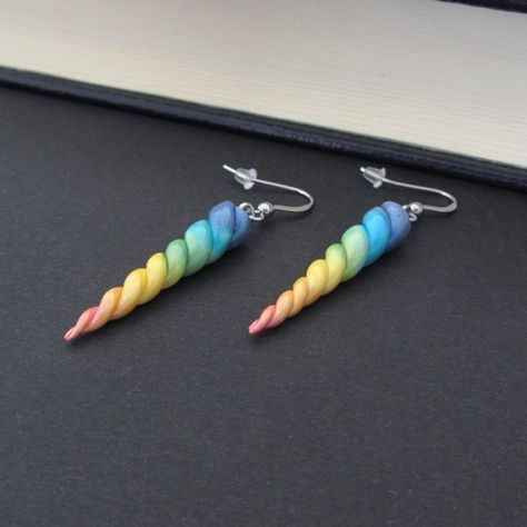 Simply magical... These one-of-a-kind earrings are delicately handmade in polymer clay and hand-painted for a whimsical style! - Hypoallergenic stainless steel ear hooks (or invisible clip-on for non-pierced ears) - Size of a unicorn horn: +/- 37mm - Weight of an earring: +/- 1.4g ♥ For Polymer Rainbow, Invisible Jewelry, Caroline Winberg, Polymer Clay Kunst, Unicorn Jewelry, Horn Earrings, Black Gold Jewelry, Polymer Clay Diy, Polymer Clay Jewelry Diy