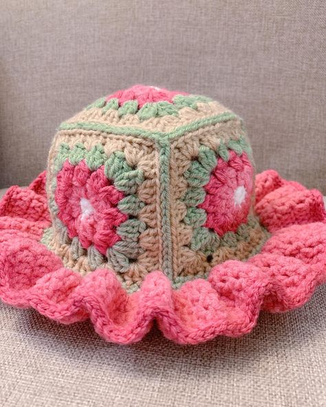 Granny Square Ruffle Hat, Crochet A Sun, Crochet Granny Square Hat, Rose Granny Square, Crochet Loom, Square Hat, Quiet Kid, Granny Square Bucket Hat, Granny Square Hat