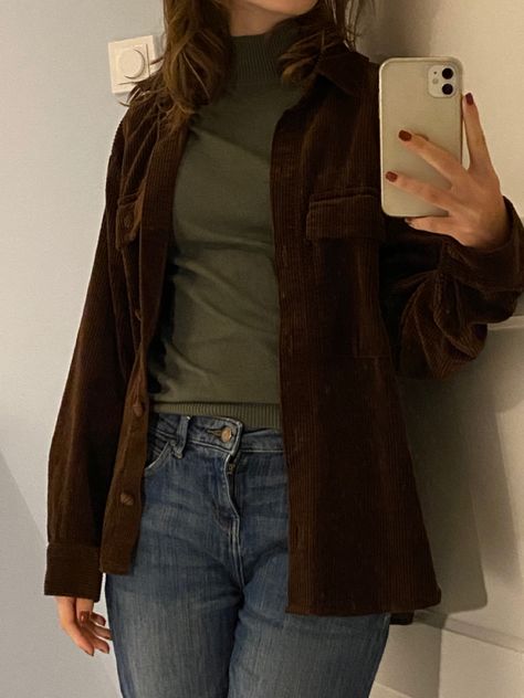 Vintage Outfits With Jeans, Outfits With Brown Corduroy Jacket, How To Style A Green Turtleneck, Styling Brown Turtleneck, Winter Corduroy Outfit, Outfit Ideas Gilmore, Corduroy Brown Jacket Outfit, Normal Clothes Outfit, Max Mayfield Outfit Ideas