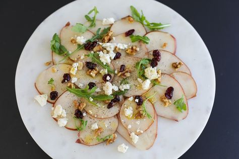 Pear Carpaccio (20 Minutes) Pear Carpaccio, Starter Salad, Carpaccio Recipe, Dessert Pasta, Holiday Appetizers Recipes, Superfood Salad, Cranberry Cheese, Pasta Soup, Toasted Walnuts