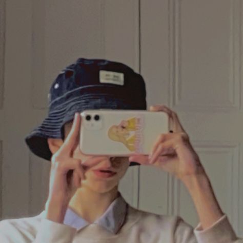 bucket hat fashion streetwear mirror selfie landscape iphone clueless clear case fashion selfie mirror selfie Bucket Hat Pictures, Sunglasses Mirror Selfie, Bucket Hat Selfie, Bucket Hat And Sunglasses, Bucket Hat Aeshtetic, Landscape Mirror, Fashion Selfie, Bucket Hat Fashion, Selfie Mirror