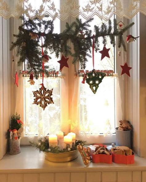 Christmas window decor with an evergreen branch, red stars and some gingerbread cookies is a catchy and cozy Christmas decor idea Xmas Ornaments Diy, Julkransar Diy, Christmas Window Decorations, Window Decorations, Christmas Interiors, Front Door Wreaths, Cool Christmas, Christmas Inspo, Diy Wreaths