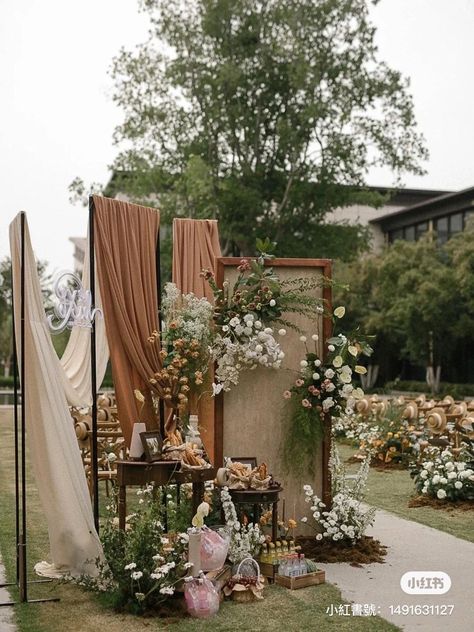 rustic wedding decorating outdoor wedding decorations ideas || Amazing rustic wedding decorations Tomato Cage Wedding Decor, Floral Designer Aesthetic, Boho Entrance Decor Wedding, Earthy Event Decor, Wedding Art Installation, Sundowner Party Decor, Wedding Backdrop Design Outdoor, Boho Wedding Ceremony Backdrop, Pelamin Rustic