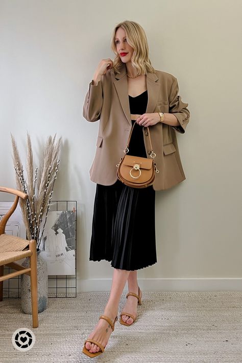 Blazer And Pleated Skirt Outfit, Midi Skirt And Blazer Outfit, Pleated Midi Skirt Outfit, Blazer With Skirt, Pleated Skirt Outfit, Midi Skirt Outfit, Mid Skirt, Business Casual Outfits For Women, Outfit Formulas