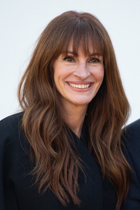 Julia Roberts Julia Roberts Bangs, Fashion Week Front Row, Sculpture Fashion, Go Girl, Uniform Fashion, Julia Roberts, Black Tights, Front Row, Paris Fashion