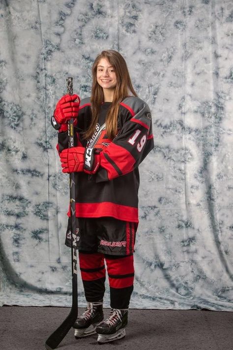 Hockey Pose Reference, Ice Hockey Girls, Hockey Photos, Hockey Outfits, Girls Hockey, Hockey Sweater, Inline Hockey, Hockey Pictures, Women's Hockey