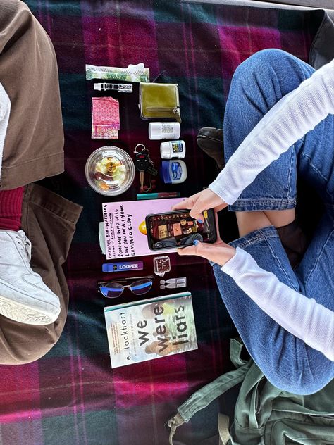 Womanhood Aesthetic, Date Picnic Aesthetic, Feminine Books, Feminine Picnic, We Were Liars, Picnic Aesthetic, Girls Together, A Woman, Books