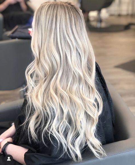 Root Smudge And Money Piece, Blonde Hair With Root Smudge, Blonde Dimensional Hair, Balyage Hair, Dimensional Hair, Blonde Ideas, Root Smudge, Perfect Blonde Hair, Bright Blonde Hair