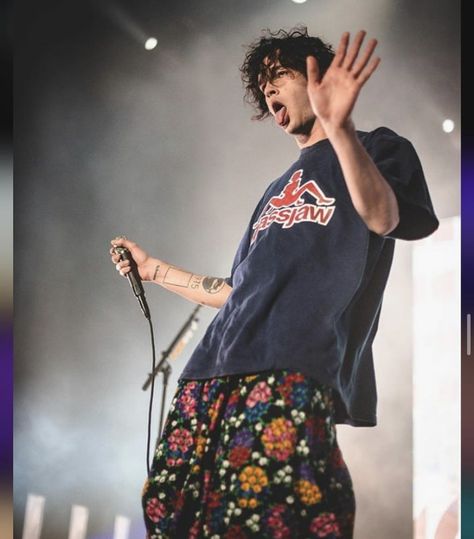 Matt Healy Outfits, Matty Healy Skirt, Matty Healy Outfit, Matty 1975, Matthew Healy, Matt Healy, Vintage Robots, Matty Healy, The 1975