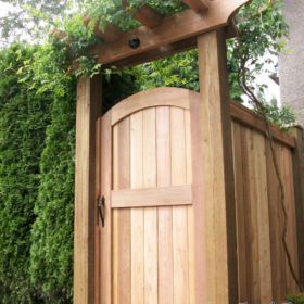 501 Custom cedar arch top gate with cedar arbour Creative Fence, Arbor Gate, Wooden Gate Designs, Cedar Gate, Wood Fence Gates, Bamboo Fencing, Wooden Garden Gate, Backyard Gates, Gabion Fence