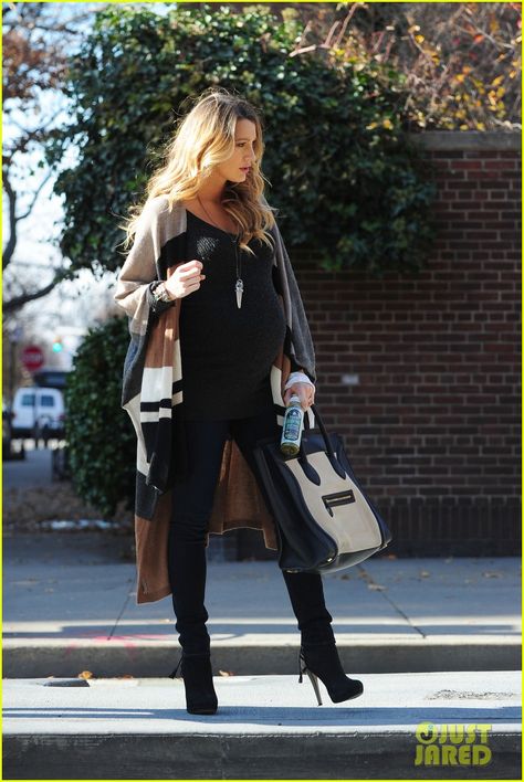 Bump Style Winter, Fall Maternity Outfits 3rd Trimester, Pregnancy Winter Outfits, Blake Lively Maternity Style, Blake Lively Baby, Blake Lively Pregnancy Style, Blake Lively Street Style, Pregnant Street Style, Blake Lively Pregnant