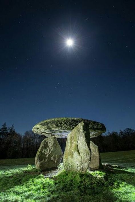 Devonshire England, Moderne Have, Standing Stones, Standing Stone, Sacred Places, Stonehenge, The Night Sky, Magical Places, Places Around The World