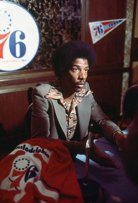 Rare SI Photos of Julius Erving | Sports Illustrated Julius Erving, Dr J, Philadelphia Sports, Nba Fashion, Bleacher Report, Nba Pictures, Basketball Art, Nba Legends, Sport Icon