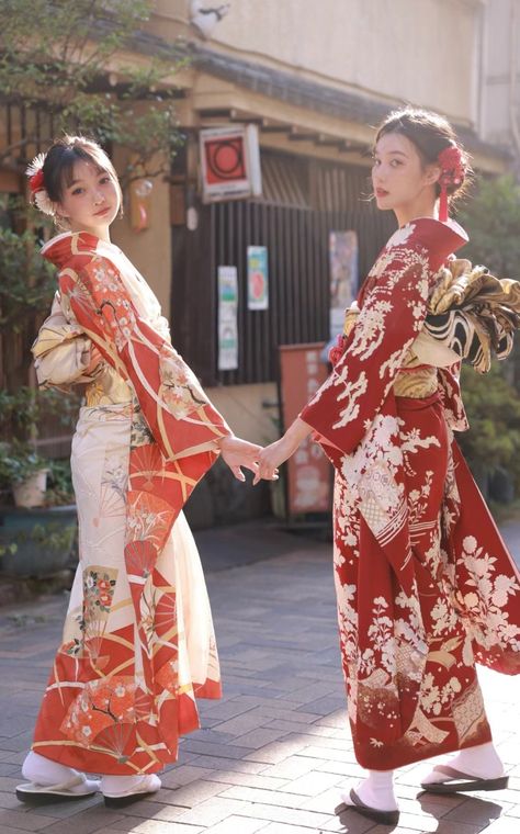 Kimono Side View, Kimono Pose, Kimono Poses, Kabuki Costume, Japan Dress, Japanese Traditional Clothes, Traditional Asian Dress, Japanese Traditional Clothing, Kimono Japan