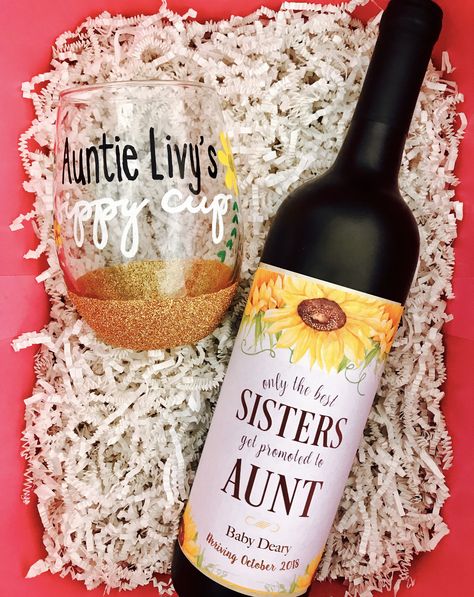 Pregnancy reveal for sister. How to tell your sister you're pregnant! Tell her she's going to be an aunt with a hand-painted wine glass and cute wine bottle label. #pregnancyreveal #soontobeaunty #wineglasspregnancyannouncement Aunt To Be Gifts, Your Going To Be An Aunt, How To Tell My Sister Im Pregnant, Telling Your Sister Your Pregnant, Telling Sister Your Pregnant, Baby Announcement To Sister, Pregnancy Announcement To Sister, Aunt Pregnancy Announcement, Baby Aunt