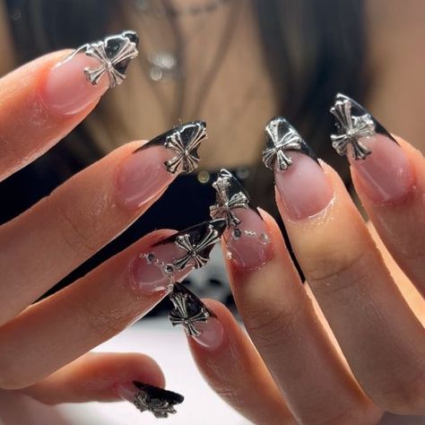 MOOKI NAILS on Instagram: "chrome hearts nails ⛓️🖤⚓️⚔️   with the necklace accent nail 📿⛓️🤞🏼  #chromehearts #chromeheartsnails #nailsofinstagram #nailsnailsnails #london #nailart #almondettonails #nailsoftheday" Short Nail Designs Chrome Hearts, Chrome Hearts Nails, Chrome Heart Nails, Hearts Nails, Accent Nail, Heart Themed, Short Nail Designs, Heart Nails, Accent Nails