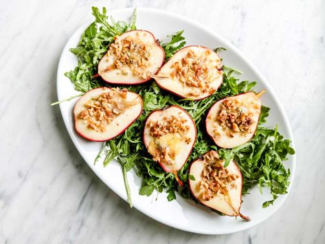 If you're looking for a salad that’s both elegant and full of fall flavors, this roasted pear, arugula, and Stilton cheese salad is the perfect choice. The sweetness of baked pears combined with peppery arugula, the rich, creamy texture of Stilton cheese, and some toasted walnuts make an ordinary salad something special. Pears Salad, Roasted Pear Salad, Roasted Pears, Stilton Cheese, Fall Salad, Roasted Pear, Baked Pears, Pear Salad, Autumn Salad