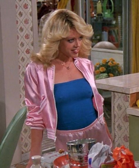 Lisa Robin Kelly Laurie That 70s Show, That 70s Show Outfits, 70s Show Outfits, Lisa Robin Kelly, Farah Fawcett Hair, Girl Character Design, Lisa Kelly, 70s Girl, Blonde Hair Boy