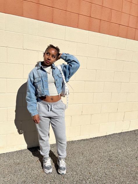 Grey Nb Outfit, Cute New Balance Outfits, Outfit Inspo New Balance, Outfits Chilly Weather, Outfit Ideas With New Balance, New Balance Sweatpants Outfit, Back To School Outfits New Balance, Winter Outfit Ideas School, All Grey Outfit Black Women