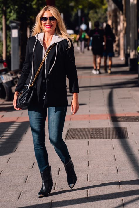 5 European Style Secrets to Always Look Effortlessly Chic Fall Europe Outfits, Outfits Blazer, Living In Spain, Jeans And Combat Boots, Hooded Blazer, Thanksgiving Outfit Ideas, Europe Outfits, Feminine Blouses, Skirts With Boots