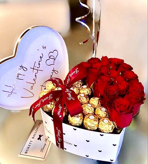 Valentine Flower Box Ideas, Box San Valentino, Valentine’s Day Flower Arrangements, Valentines Day Gift Baskets, Valentine Hampers, Valentine Flower Arrangements, Chocolate Flowers Bouquet, Flowers For Valentines Day, Candy Bouquet Diy