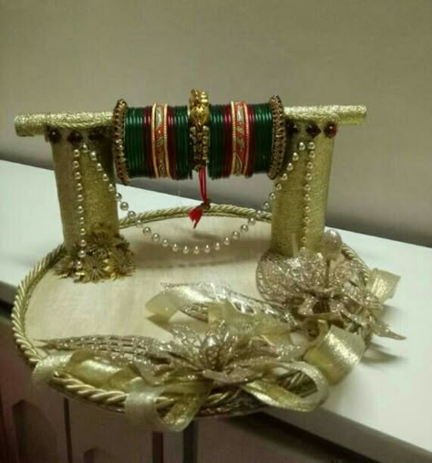 Bangal Ceremony Ideas, Bangles Tray Decoration, Bangle Tray Decoration, Bangle Packing For Wedding, Bangles Plate Decoration, Bangal Ceremony Decorations, Bangles Packing Ideas For Wedding, Bangle Plate Decoration Ideas, Bangle Ceremony Decoration