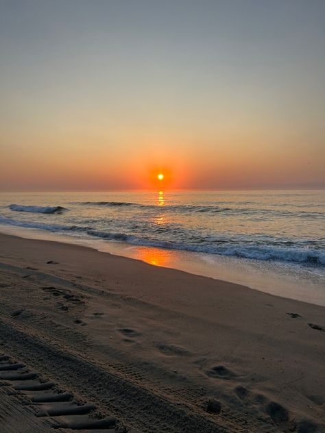 Early Morning Beach Aesthetic, Beach Sunrise Aesthetic, Beachy Wallpaper, Aesthetic Coconut, 37th Birthday, Aesthetic Ocean, Summer Sunrise, Aesthetic Places, Sunrise Pictures