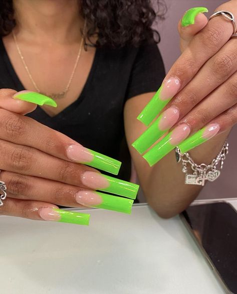 Toes Ideas, Nail Aesthetics, Lime Green Nails, Nails Glossy, Celebrity Nails, Nails Stiletto, Glazed Donut, Chanel Sneakers, Claw Nails