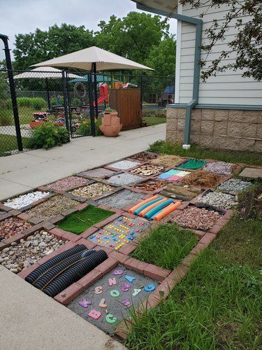 Sensory Garden Preschool, Natural Playground Ideas Preschool, Natural Playgrounds Preschool, Outdoor Classroom Garden, School Eco Garden, Outdoor Sensory Space, Nature Center Preschool, School Nature Garden, Kindergarten Yard Ideas